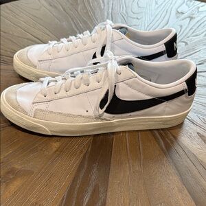 Nike White and Black Sneakers